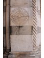 Pilastro che sorregge il campanile della Chiesa di San Martino