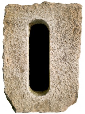 Finestrella antica per Archibugieri in pietra calcarea