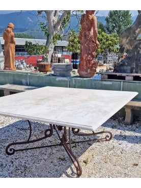 Grande tavolo in pietra con base forgiata a mano del 1900